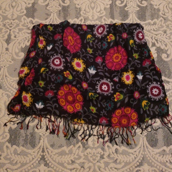 Soft Beautiful Scarf - Picture 3 of 4